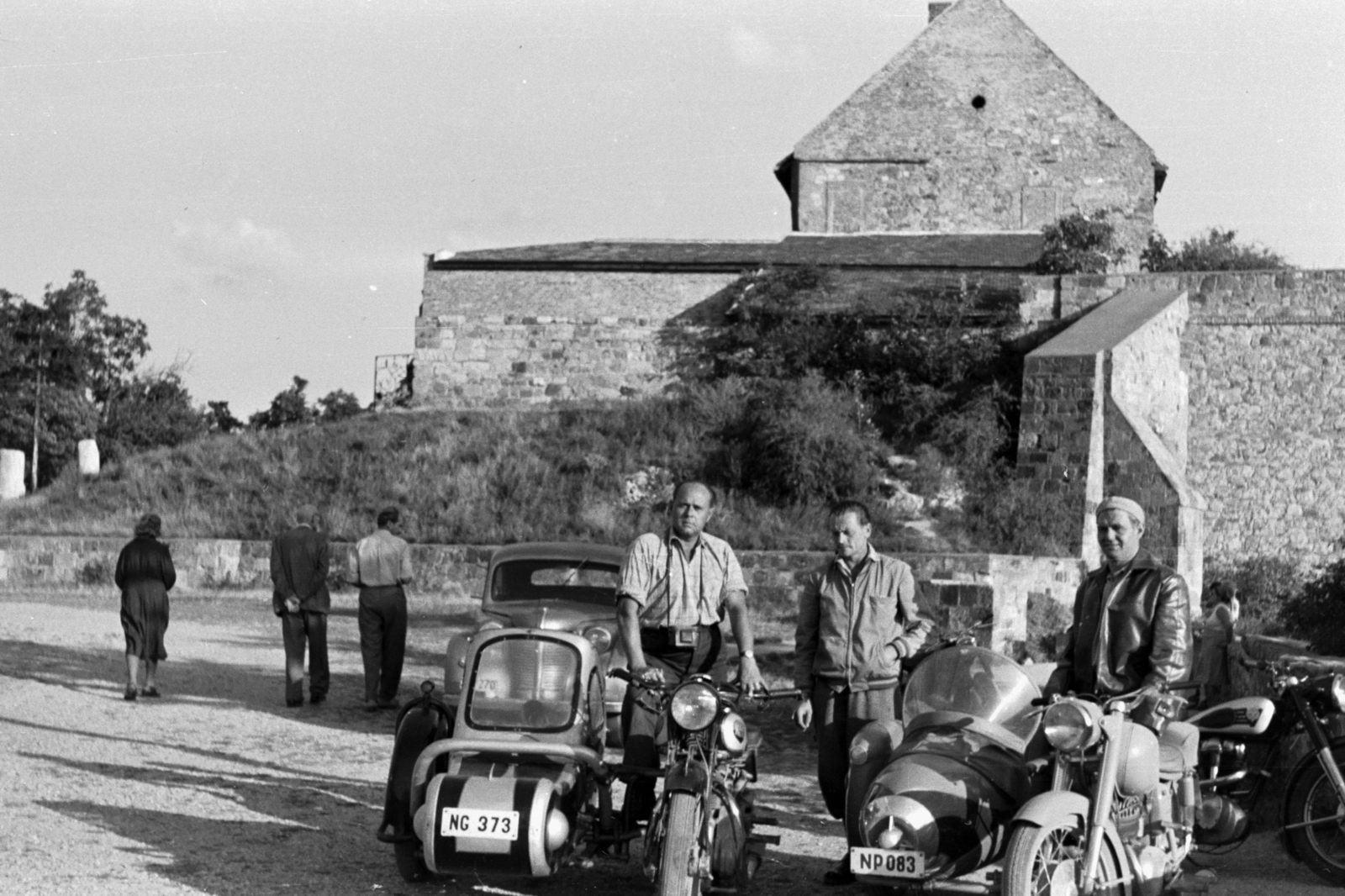 Magyarország, Esztergom, a felvétel a Bazilika mellett készült, háttérben a Vármúzeum., 1957, Chuckyeager tumblr, oldalkocsis motorkerékpár, rendszám, Fortepan #143468