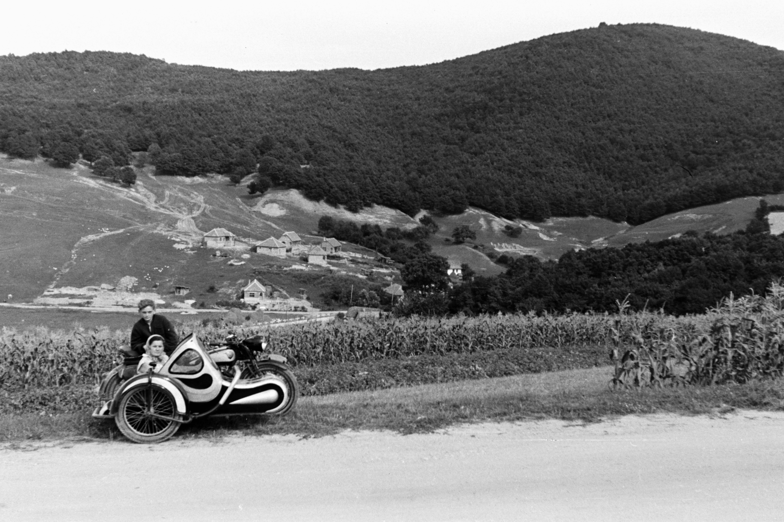 Magyarország, Pilis hegység, Esztergom, Dobogókőre vezető út, lent a völgyben Pilisszentlélek., 1957, Chuckyeager tumblr, oldalkocsis motorkerékpár, NSU-márka, Fortepan #143476