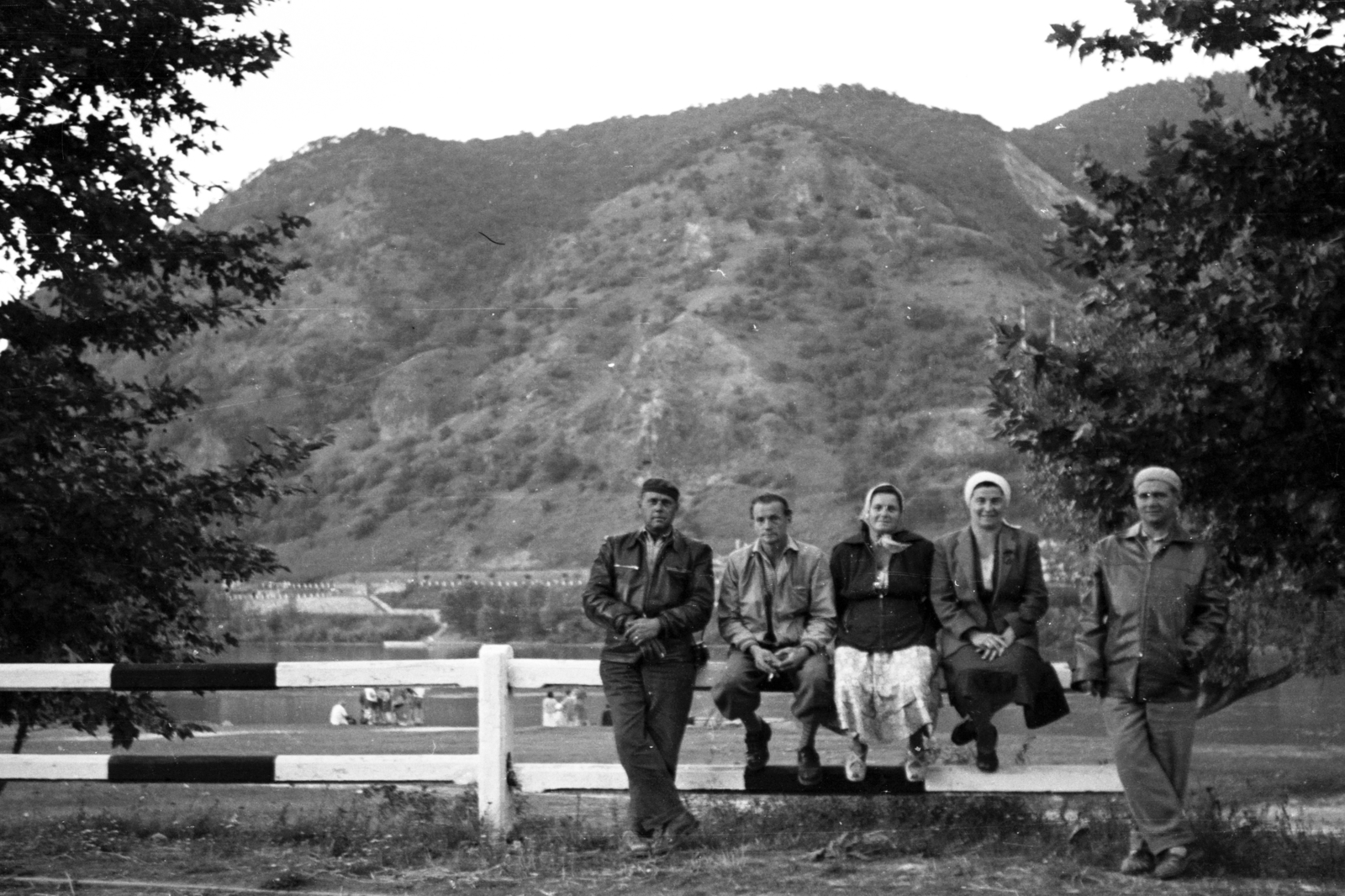 Magyarország, Dömös, szemben a Duna túlpartján a Szent Mihály-hegy., 1960, Chuckyeager tumblr, korláton ülni, csoportkép, bőrdzseki, átvetett láb, útkorlát, Fortepan #143482