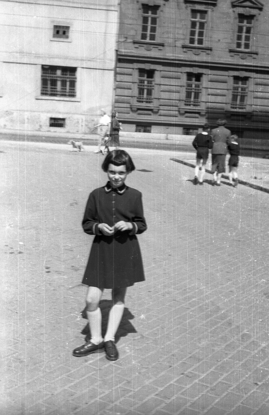 Hungary, Budapest II., Ganz utca, a Bem József utcával szemben., 1955, Szent-tamási Mihály, portrait, street view, girl, Budapest, Fortepan #14349
