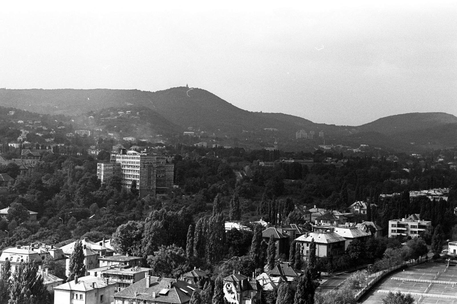 Magyarország, Budapest XII.,Budapest II., kilátás a Budapest körszálló teraszáról a Kútvölgyi Kórház felé. Távolban a János-hegy, jobbra a Pasaréti úti Vasas Sportcentrum teniszpályái., 1970, Chuckyeager tumblr, látkép, Budapest, Fortepan #143494