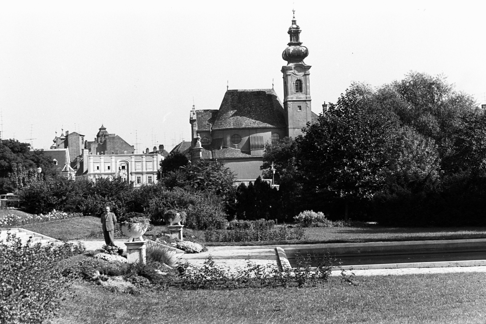 Hungary, Győr, a Karmelita templom a Radó-szigetről nézve., 1971, Chuckyeager tumblr, Fortepan #143498