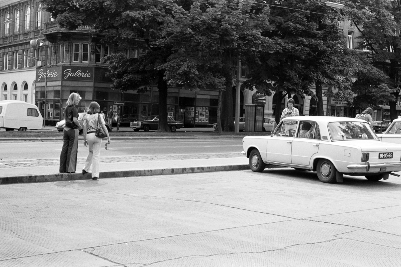 Ausztria, Bécs, Opernring, balra a Robert-Stolz-Platz sarok., 1974, Chuckyeager tumblr, Polski Fiat 125p, Fortepan #143509