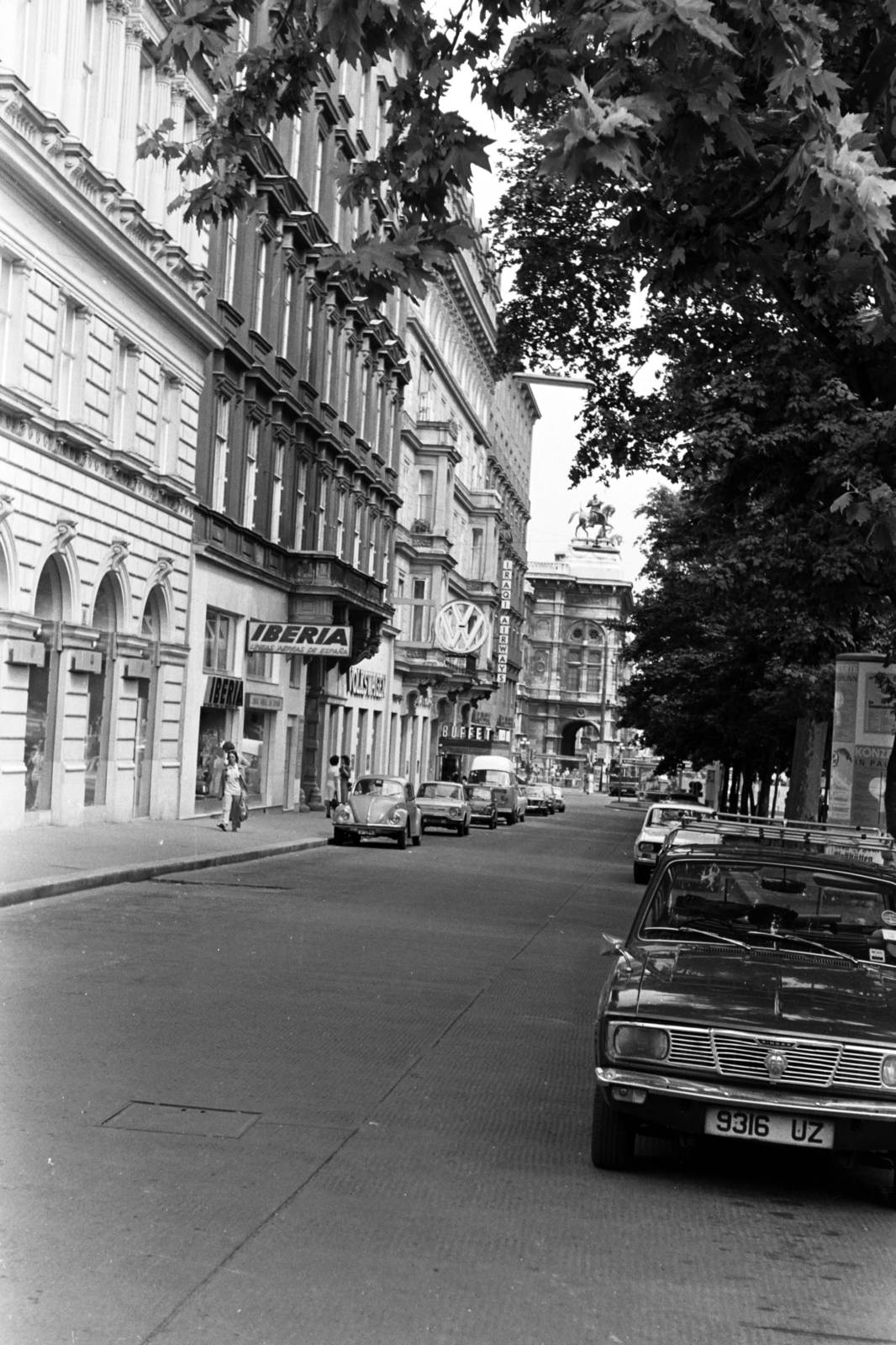 Austria, Vienna, Opernring, háttérben az Opera., 1974, Chuckyeager tumblr, Fortepan #143510