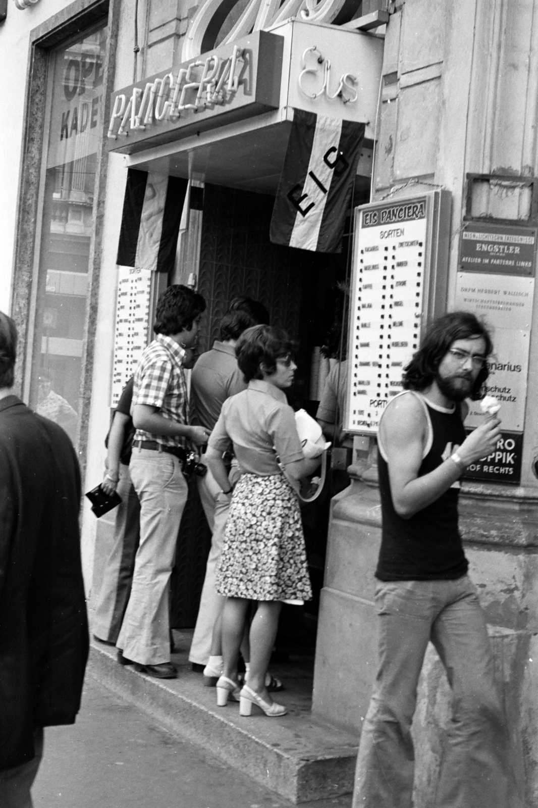 Austria, Vienna, Burgring 1., Panciera fagylaltozó., 1974, Chuckyeager tumblr, shopping, skirt, standing in line, flared trousers, Fortepan #143512