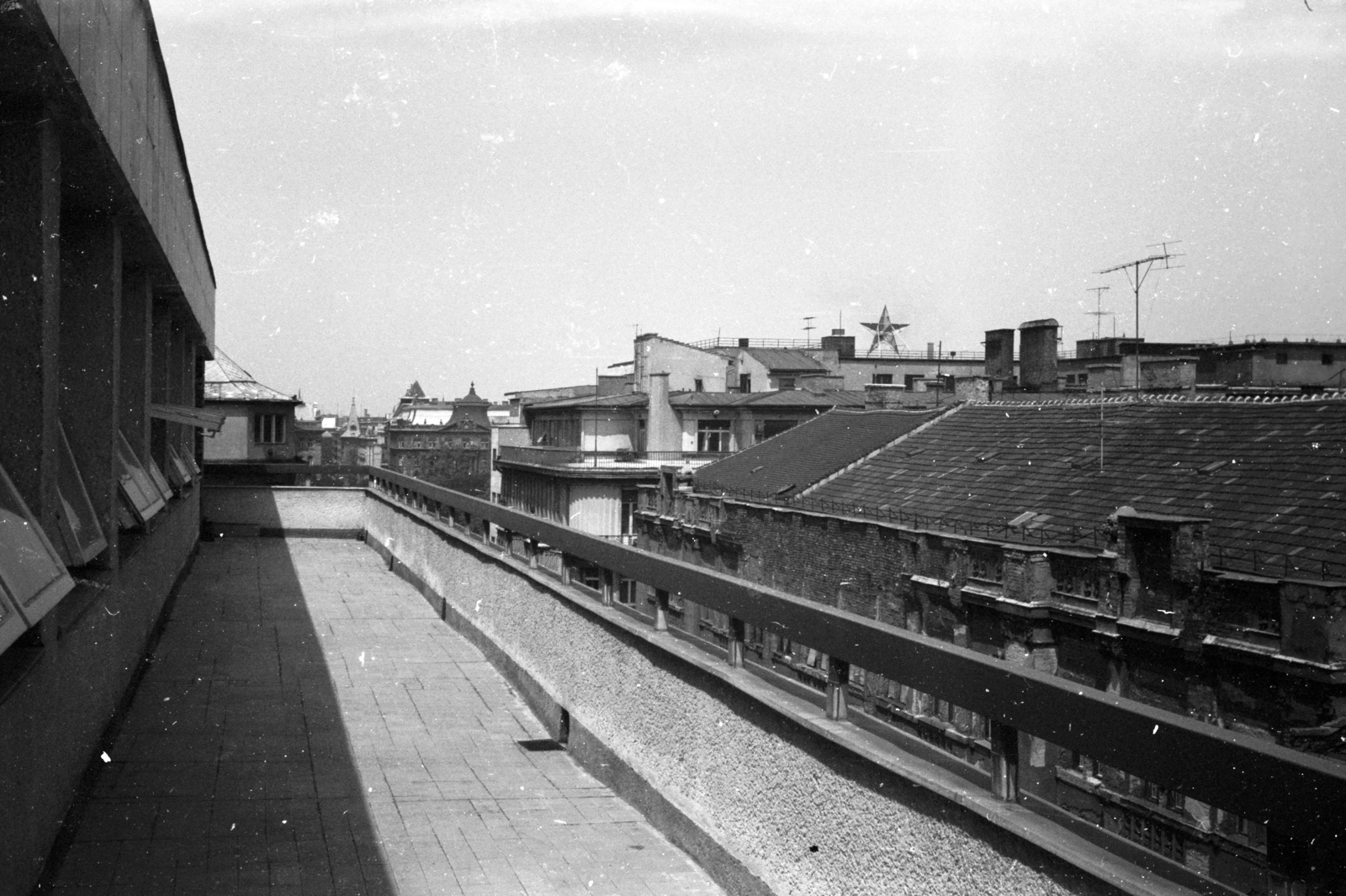 Hungary, Budapest V., kilátás az Október 6. utca 20. számú ház tetőteraszáról a Szabadság tér felé., 1974, Chuckyeager tumblr, Budapest, Fortepan #143517
