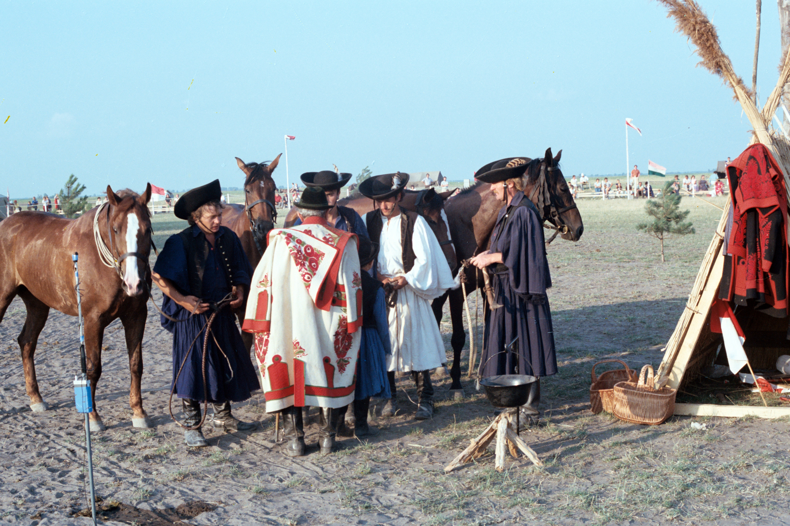 Magyarország, Apaj, Apajpuszta, a Bp. Honvéd SE XXI. Nemzetközi Lovasversenye., 1986, Chuckyeager tumblr, színes, ló, kosár, bogrács, csizma, szűr, csikós, karikás ostor, Fortepan #143521