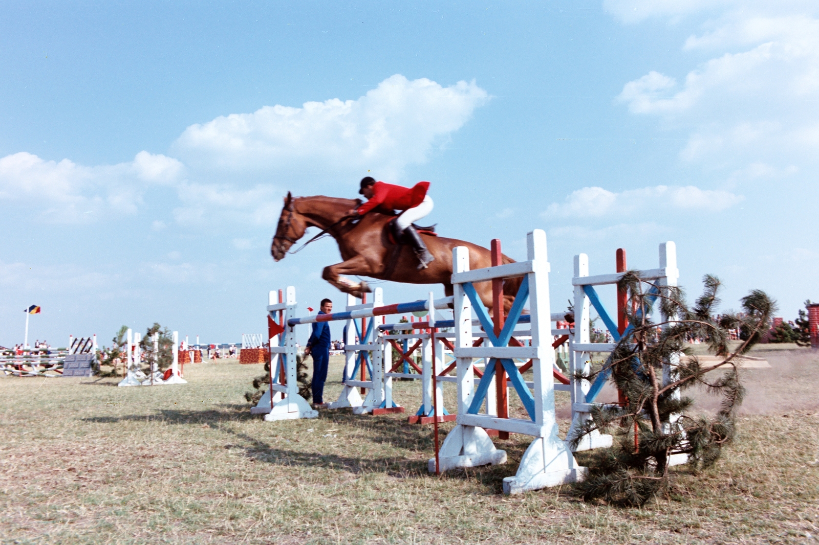 Hungary, Apaj, Apajpuszta, a Bp. Honvéd SE XXI. Nemzetközi Lovasversenye., 1986, Chuckyeager tumblr, obstacle racing, colorful, floating mid-air, Fortepan #143524