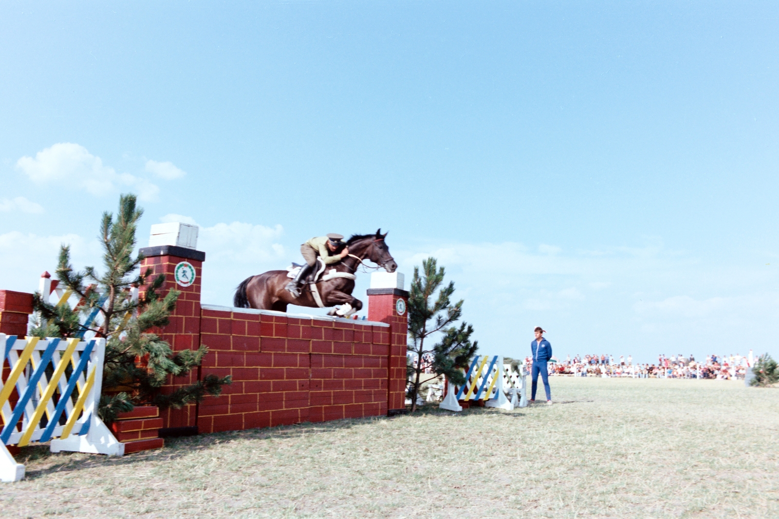 Magyarország, Apaj, Apajpuszta, a Bp. Honvéd SE XXI. Nemzetközi Lovasversenye., 1986, Chuckyeager tumblr, akadályverseny, színes, lovaglás, levegőben, Fortepan #143525