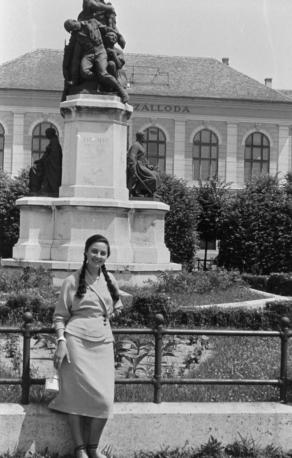 Hungary, Makó, Széchenyi tér, Hősök szobra (Pásztor János, 1929.), háttérben a Korona szálló., 1959, Chuckyeager tumblr, hotel, woman, braid, Fortepan #143535