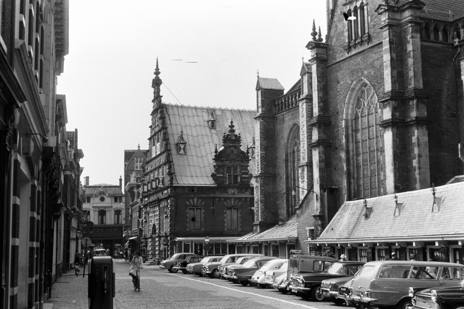 Netherlands, Haarlem, Oude Groenmarkt a Grote Houtstraat felé nézve, jobbra a Szent Bávó-székesegyház (Kathedrale basiliek Sint Bavo)., 1963, Chuckyeager tumblr, bicycle, Fortepan #143541
