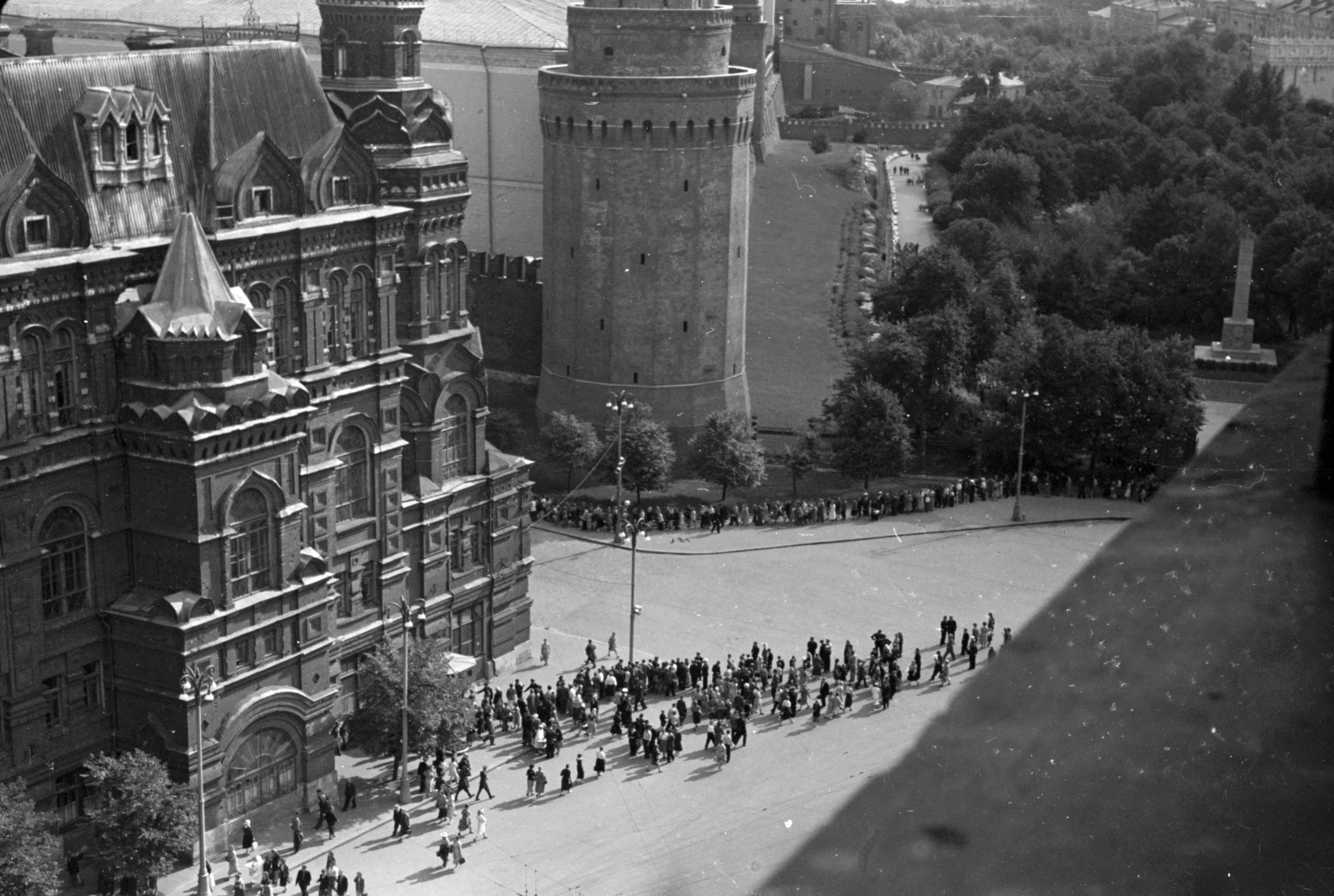 Russia, Moscow, Manézs tér, az Állami Történelmi Múzeum és az Arzenál sarokbástya a Moszkva Szállóból nézve., 1958, Chuckyeager tumblr, Soviet Union, architectural ornament, bird's eye view, Fortepan #143555
