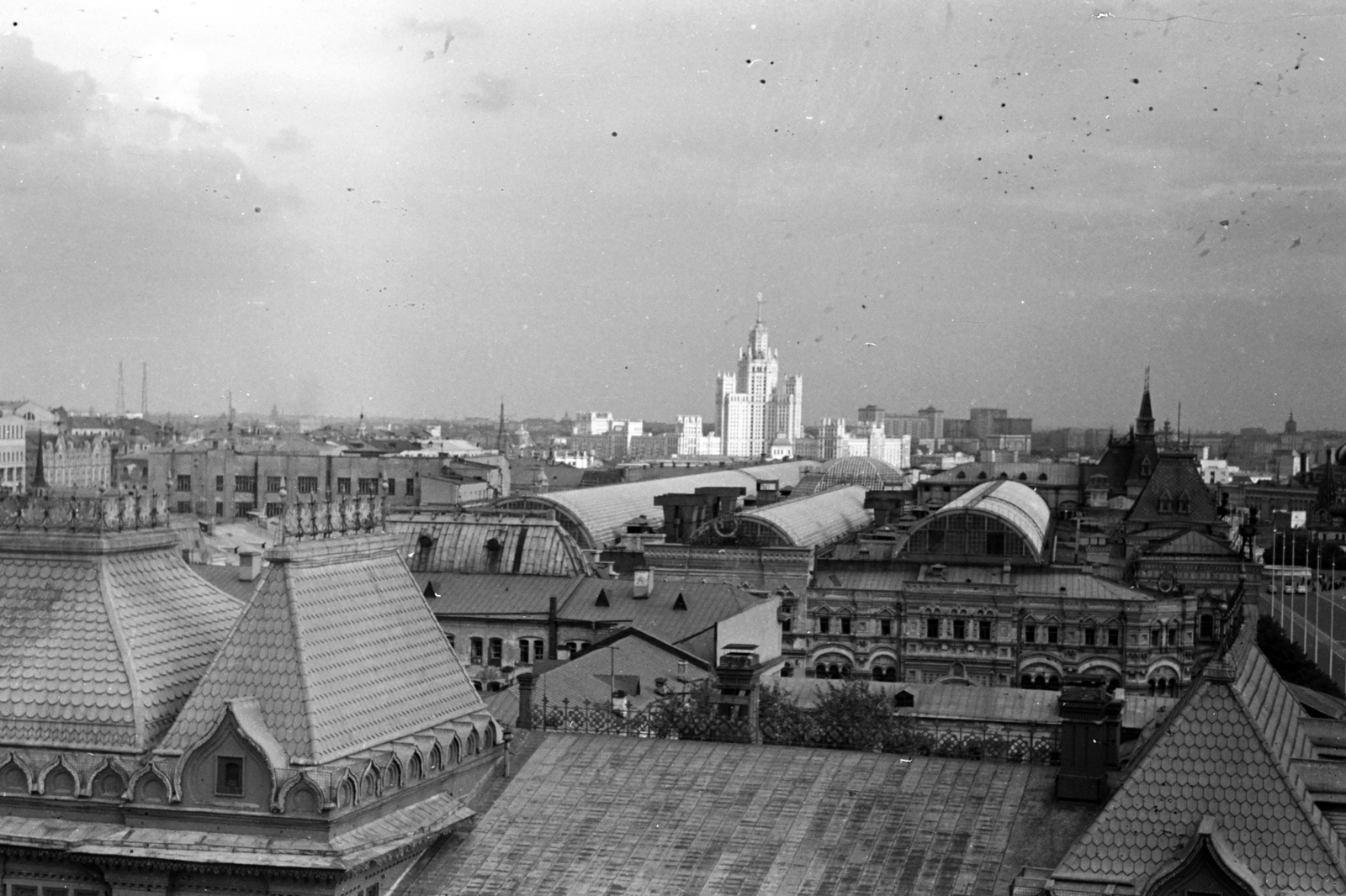 Russia, Moscow, kilátás a Moszkva Szállóból a Kotyelnyicseszkaja felhőkarcoló felé. Előtérben a Hadtörténeti Múzeum, középen a GUM áruház három, ívelt üvegteteje látszik., 1958, Chuckyeager tumblr, Soviet Union, picture, roof, Fortepan #143556