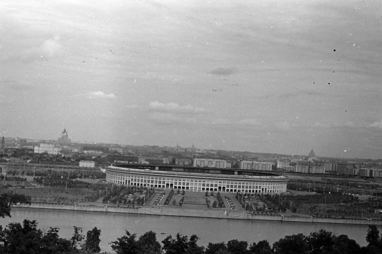 Russia, Moscow, Moszkva folyó és a Luzsnyiki stadion a Lomonoszov Egyetem irányából nézve., 1958, Chuckyeager tumblr, Soviet Union, picture, Fortepan #143557