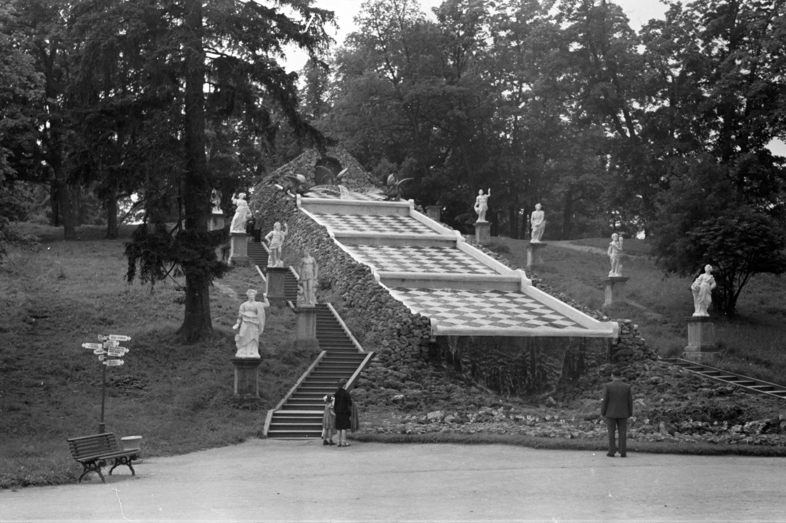 Russia, Saint Petersburg, (Leningrád), a Sakk domb vízesés a Peterhof-palota parkjában., 1958, Chuckyeager tumblr, Soviet Union, fountain, sculpture, flight of stairs, Fortepan #143567