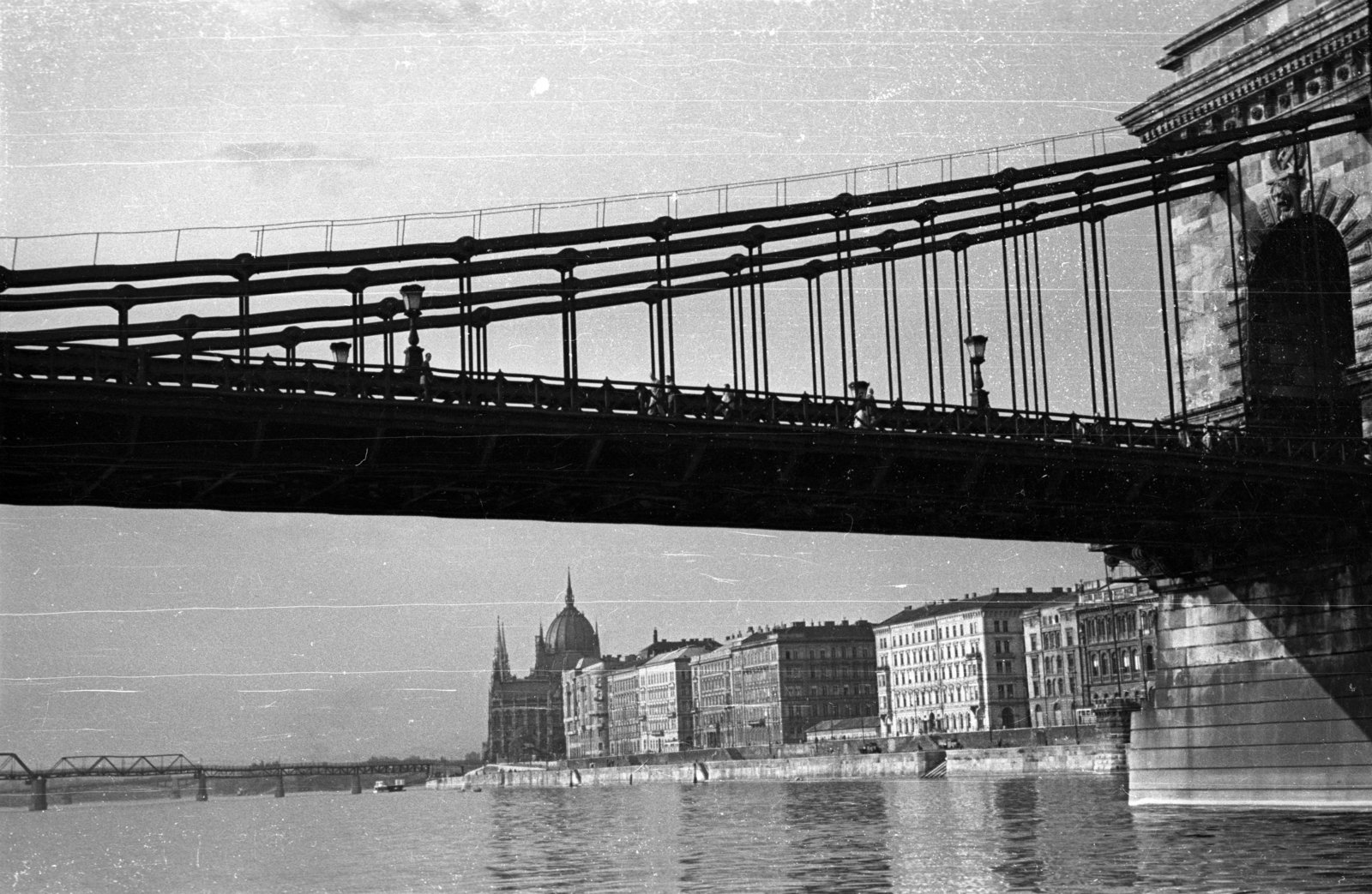 Hungary, Budapest V., Széchenyi rakpart házai a Széchenyi Lánchíd alól., 1955, Szent-tamási Mihály, bridge, Danube, Budapest, suspension bridge, William Tierney Clark-design, Fortepan #14357