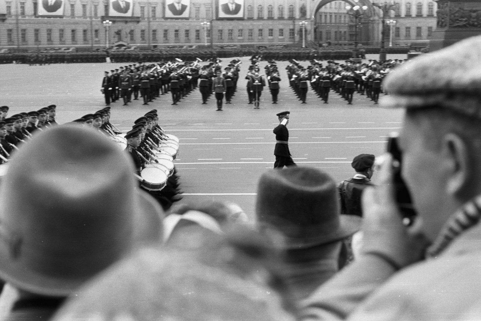 Russia, Saint Petersburg, (Leningrád), Palota tér, a Vezérkar épülete a diadalívvel., 1968, Chuckyeager tumblr, Soviet Union, Fortepan #143574