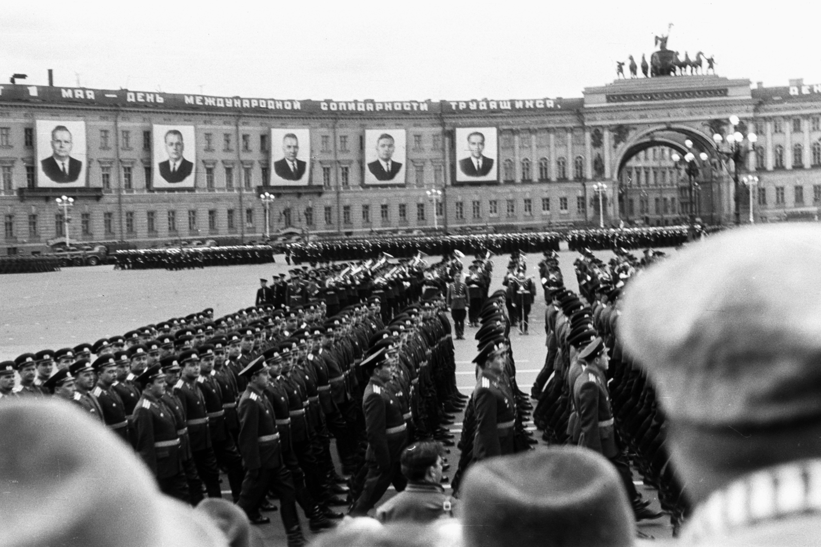 Russia, Saint Petersburg, (Leningrád), Palota tér, a Vezérkar épülete a diadalívvel., 1968, Chuckyeager tumblr, Soviet Union, Fortepan #143575