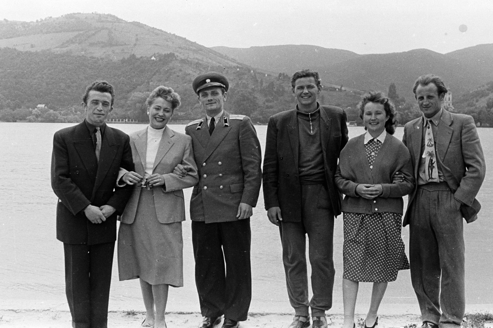 Hungary, Nagymaros, a túlparton Visegrád, jobbra a Keresztelő Szent János-templom, a hegyoldalban a Kálvária., 1960, Chuckyeager tumblr, Soviet soldier, tie, cop, tableau, Fortepan #143602