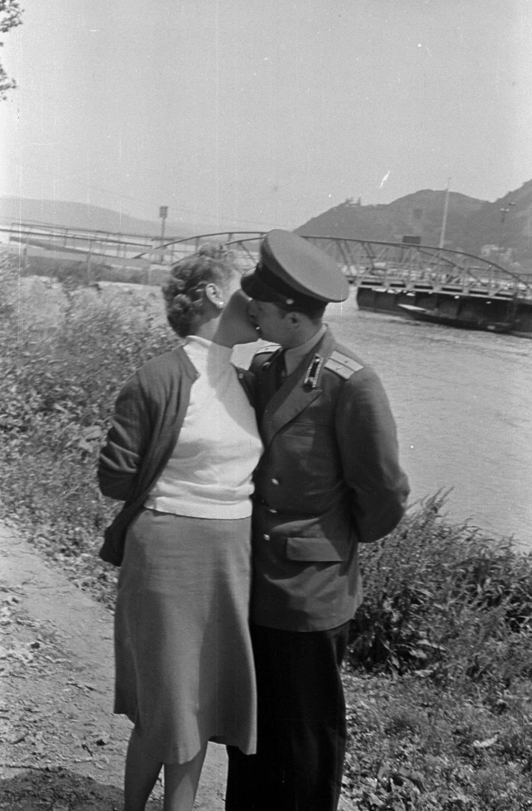 Hungary, Nagymaros, hajóállomás, a háttérben a visegrádi Fellegvár., 1960, Chuckyeager tumblr, kiss, Soviet soldier, Fortepan #143604