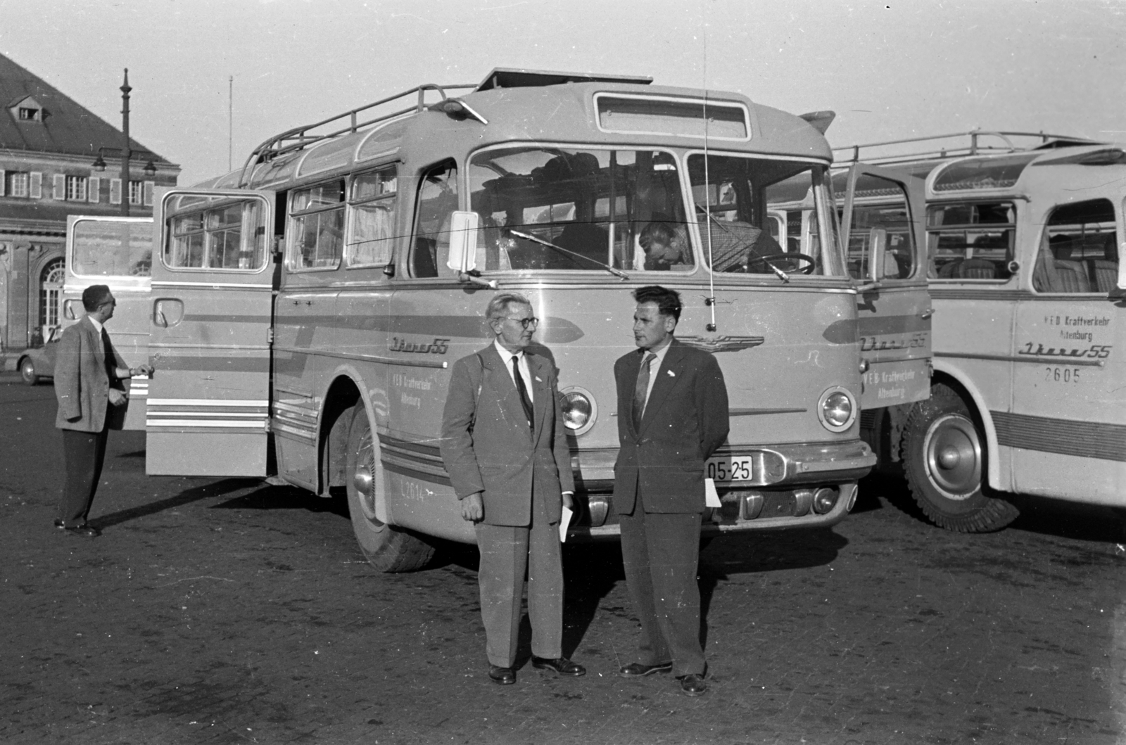 Germany, Dresden, Theaterplatz, a háttérben lévö épület az "Italienisches Dörfchen" vendéglö., 1960, Chuckyeager tumblr, bus, Ikarus-brand, GDR, Fortepan #143607