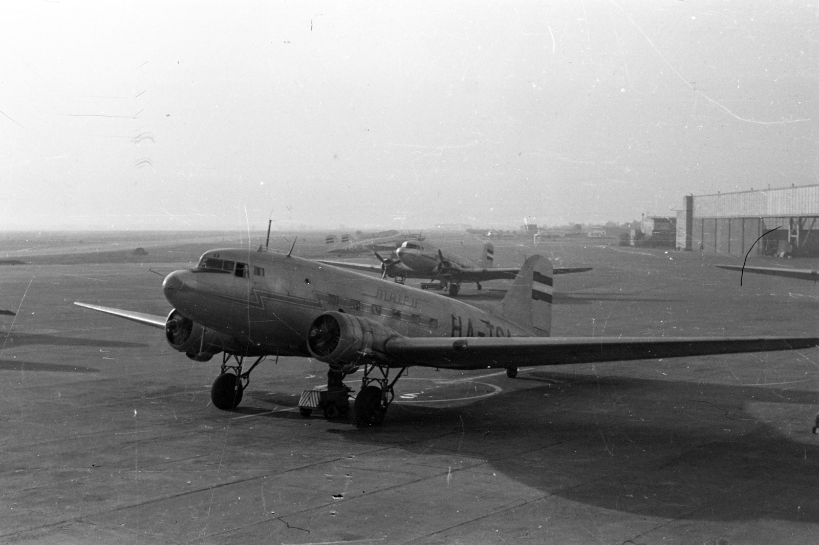 Hungary, Ferihegy (now - Ferenc Liszt) International Airport, Budapest XVIII., 1960, Chuckyeager tumblr, airplane, Lisunov-brand, Budapest, Douglas-brand, Fortepan #143611