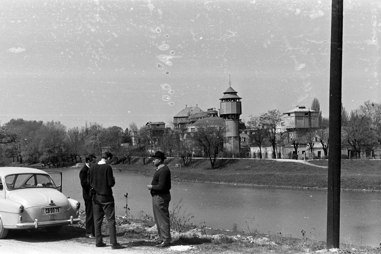 Slovakia, Piešťany, a Vág folyó, szemben a Fürdősziget, a víztorony mögött a Thermia Palace szálló és az Irma fürdő., 1960, Chuckyeager tumblr, Skoda-brand, number plate, Fortepan #143617