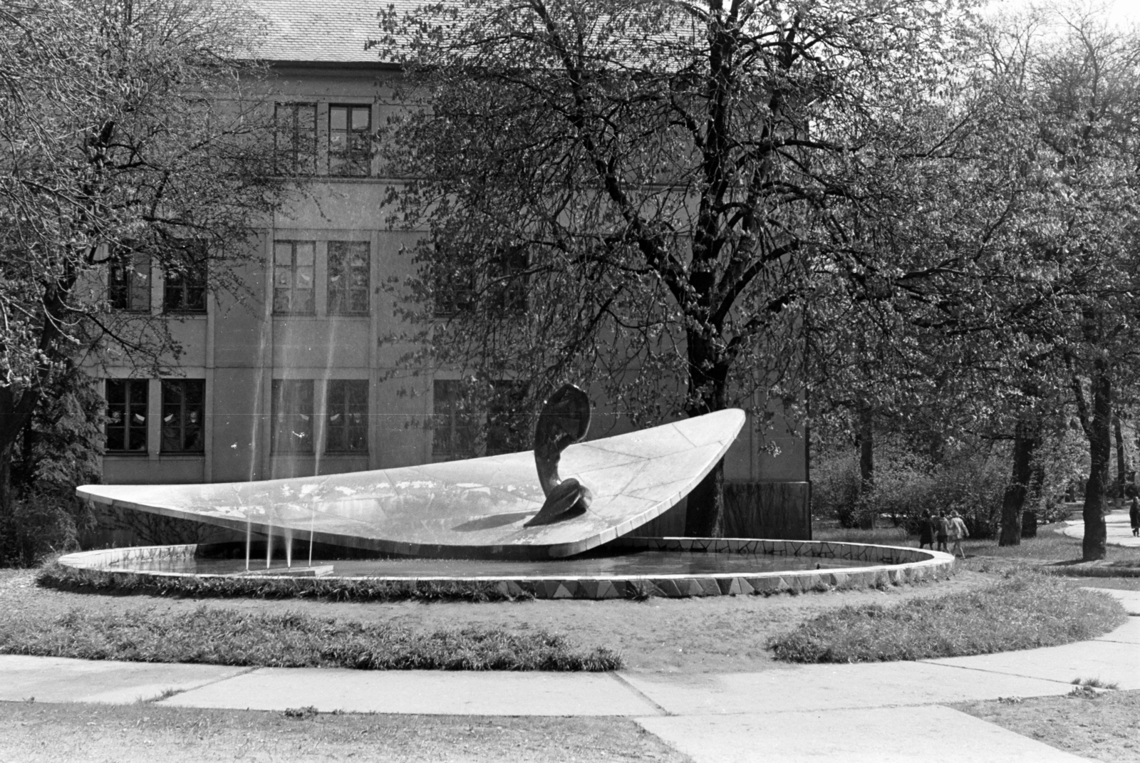 Slovakia, Trenčín, Szlovák Nemzeti Felkelés (Slovenského národného povstania) tér, háttérben a Karol Pádivý alapfokú művészeti iskola (Základná umelecká škola Karola Pádivého)., 1974, Chuckyeager tumblr, Fortepan #143618
