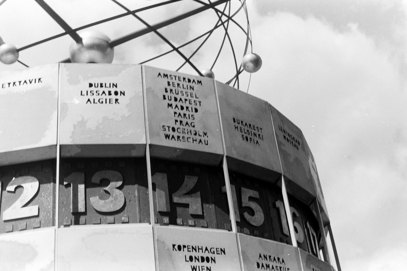 Németország, Berlin, Kelet-Berlin, Alexanderplatz, a világóra., 1974, Chuckyeager tumblr, NDK, Kelet-Berlin, Fortepan #143622