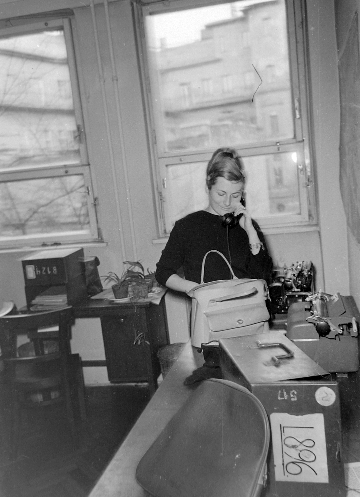 Hungary, Budapest V., Szemere utca 10. - Szalay utca 7. sarokház udvari frontja a Honvéd utca 13-15. egyik ablakából nézve., 1959, Szent-tamási Mihály, workplace, office, typewriter, telephone, Budapest, handbag, Fortepan #14363