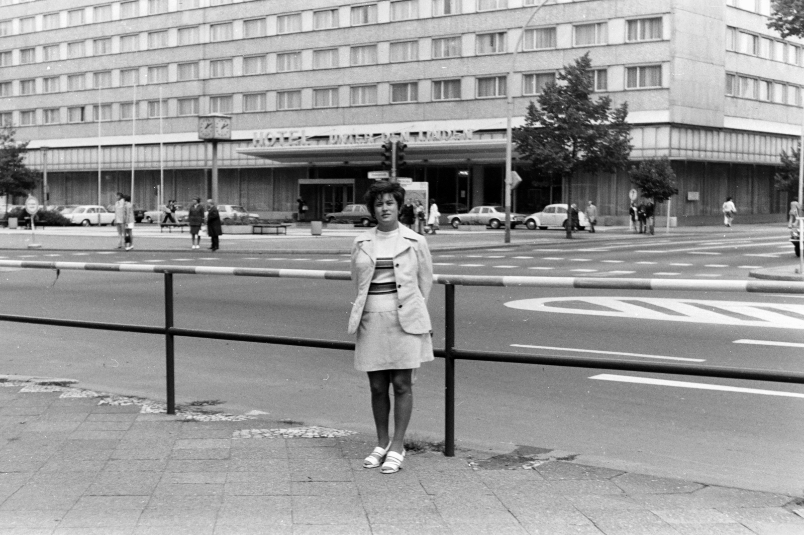 Germany, Berlin, Kelet-Berlin, Unter den Linden a Friedrichstrasse kereszteződésénél, szemben a Hotel Unter den Linden., 1974, Chuckyeager tumblr, GDR, East-Berlin, Fortepan #143631