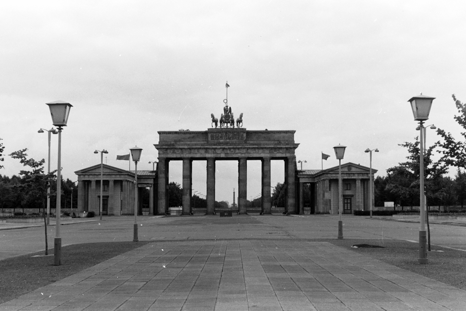 Germany, Berlin, Kelet-Berlin, Unter den Linden, szemben a Brandenburgi kapu., 1974, Chuckyeager tumblr, GDR, Berlin Wall, East-Berlin, Fortepan #143633