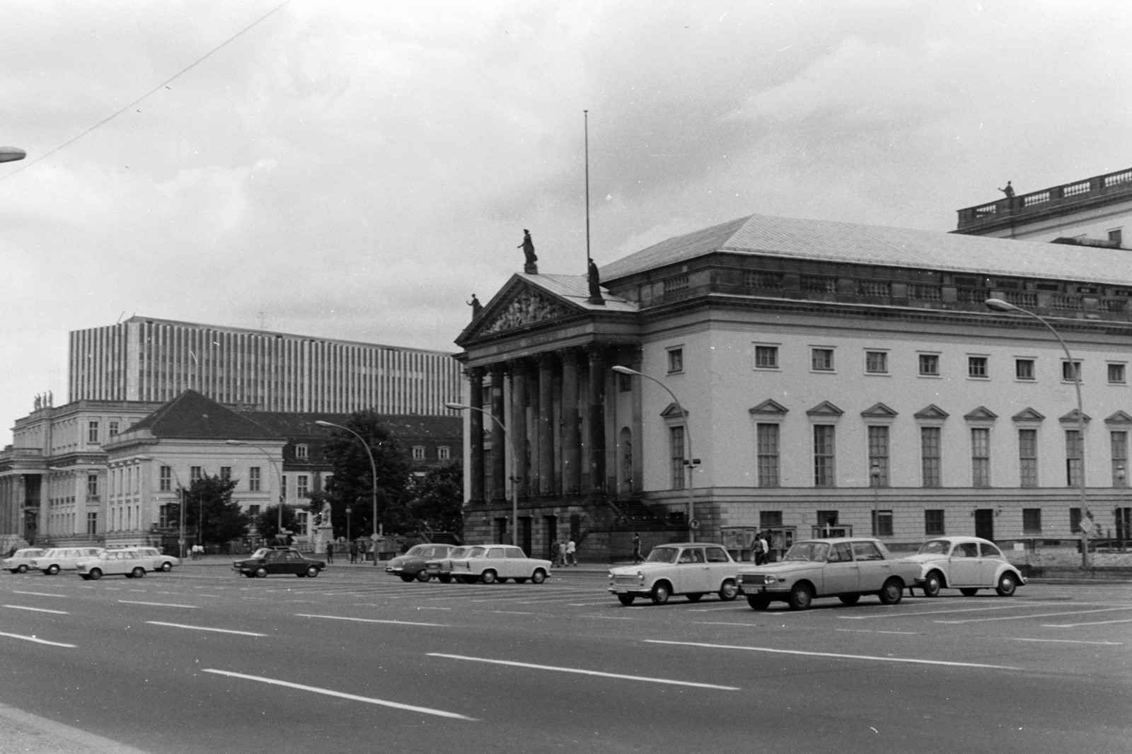 Germany, Berlin, Kelet-Berlin, Unter den Linden, jobbra az Operaház., 1974, Chuckyeager tumblr, GDR, East-Berlin, Fortepan #143635