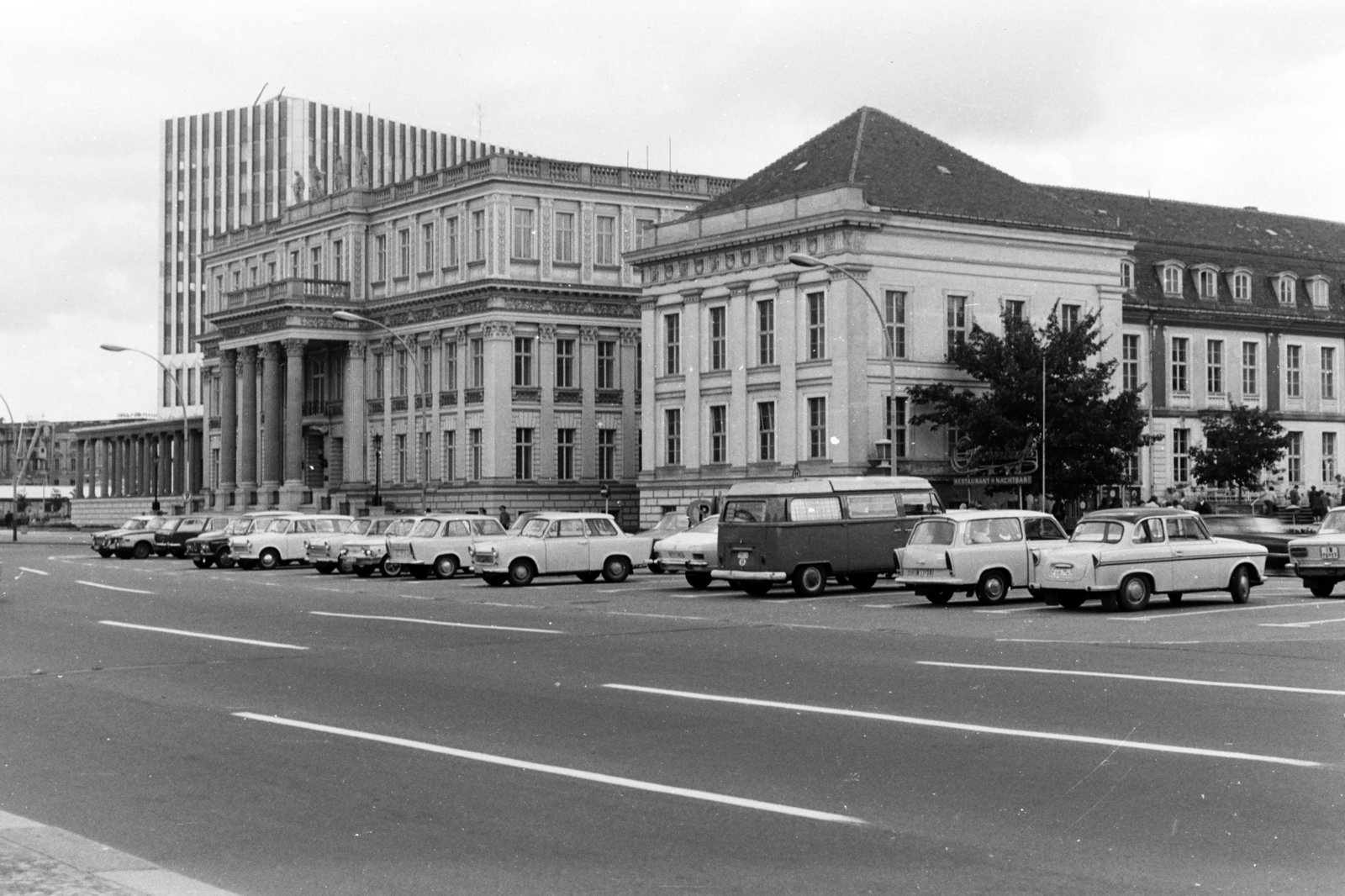 Németország, Berlin, Kelet-Berlin, Unter den Linden, Kronprinzenpalais (Trónörökösi palota)., 1974, Chuckyeager tumblr, NDK, Kelet-Berlin, Fortepan #143636