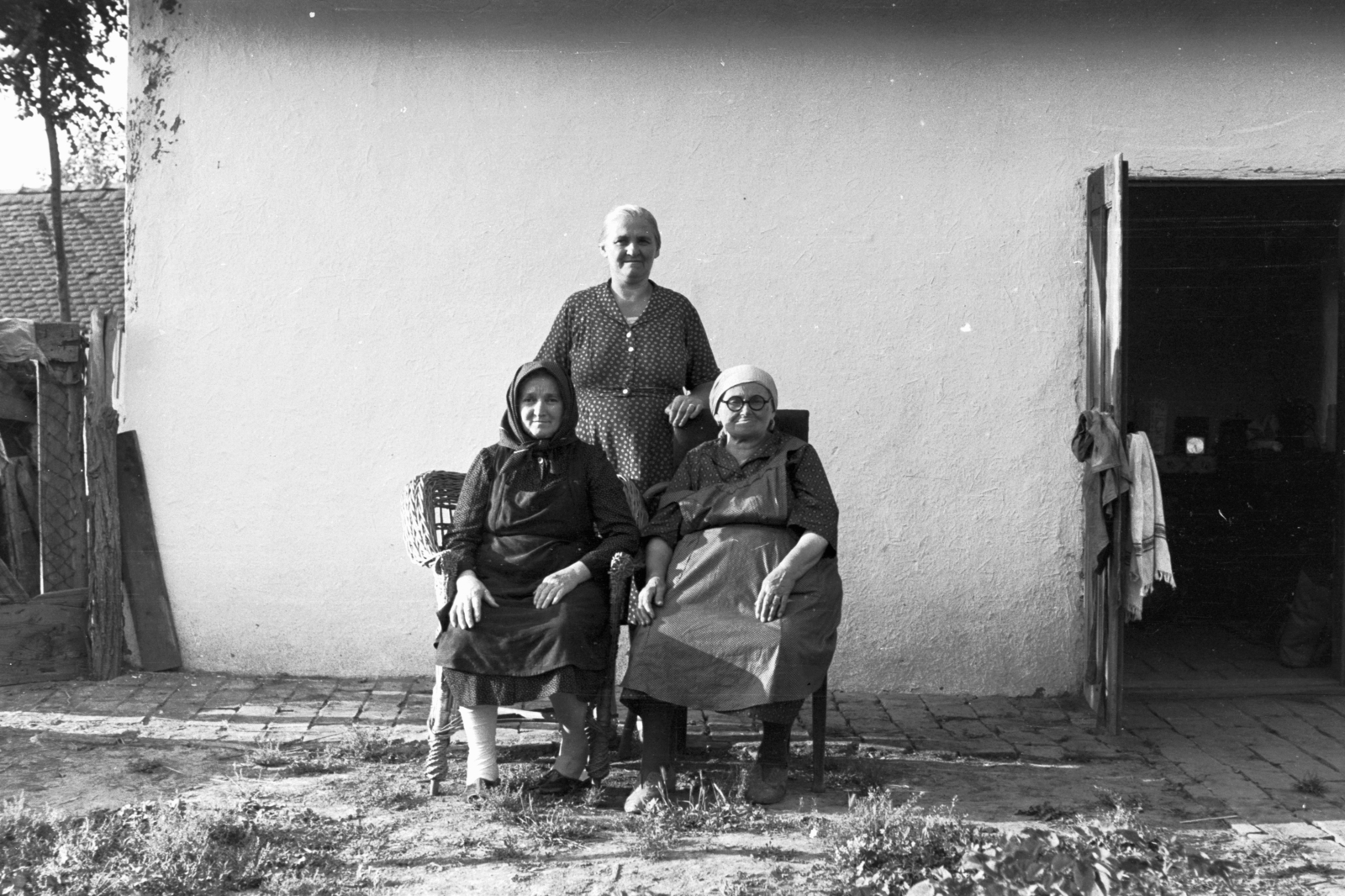 1961, Chuckyeager tumblr, village, yard, tableau, women, Fortepan #143662