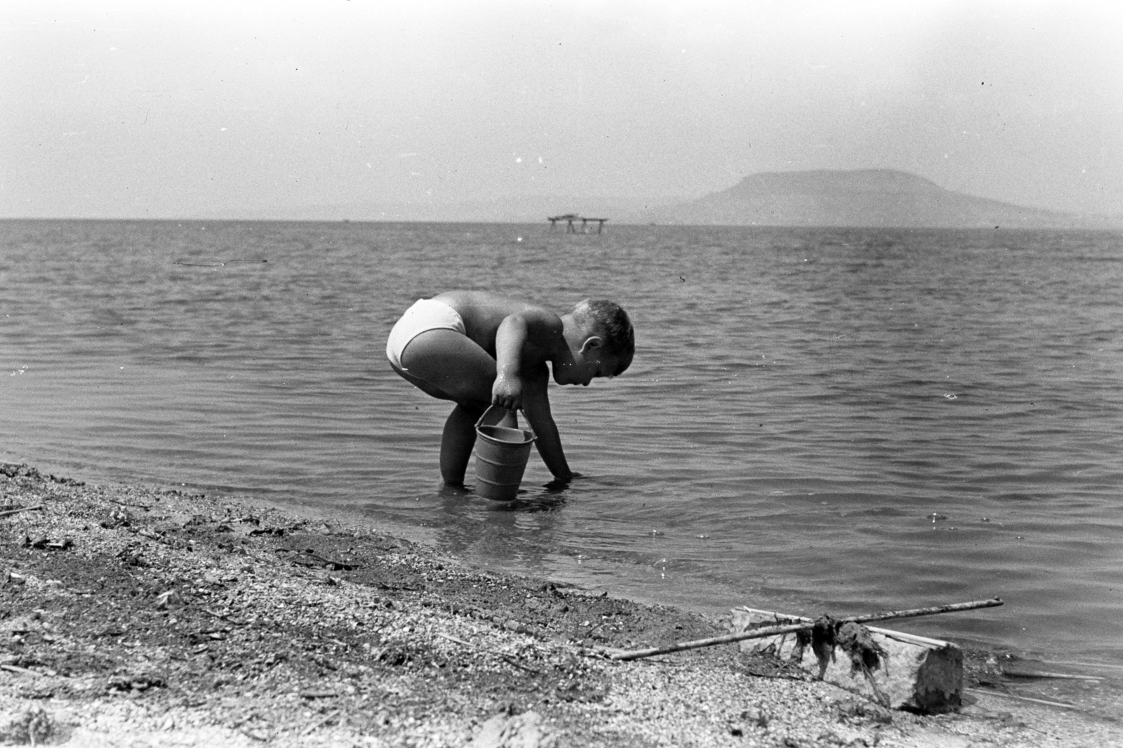 Magyarország,Balaton, szemben a Badacsony., 1961, Chuckyeager tumblr, kisfiú, vízpart, Fortepan #143663