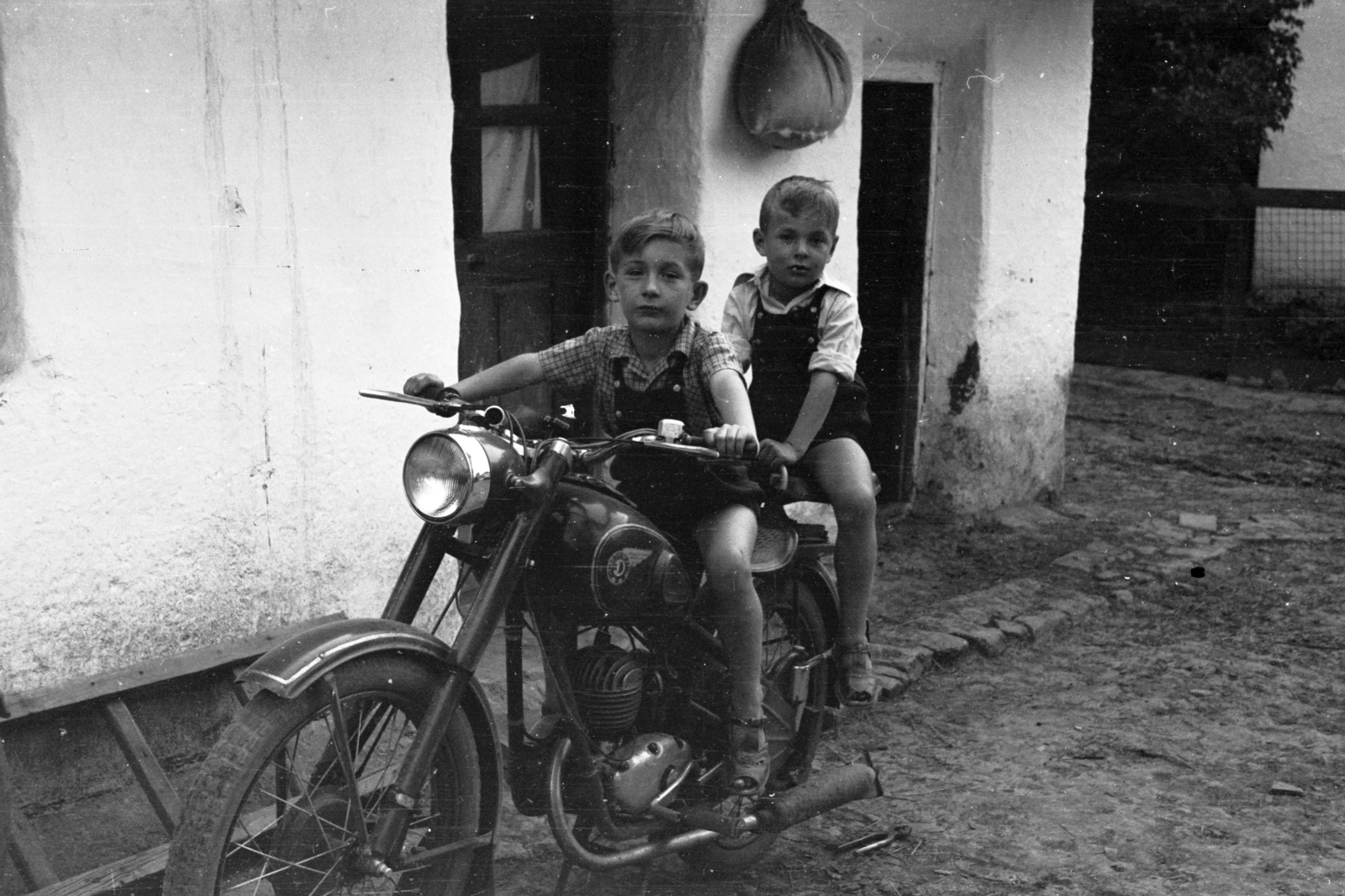 1961, Chuckyeager tumblr, motorcycle, yard, kids, Danuvia-brand, Fortepan #143664