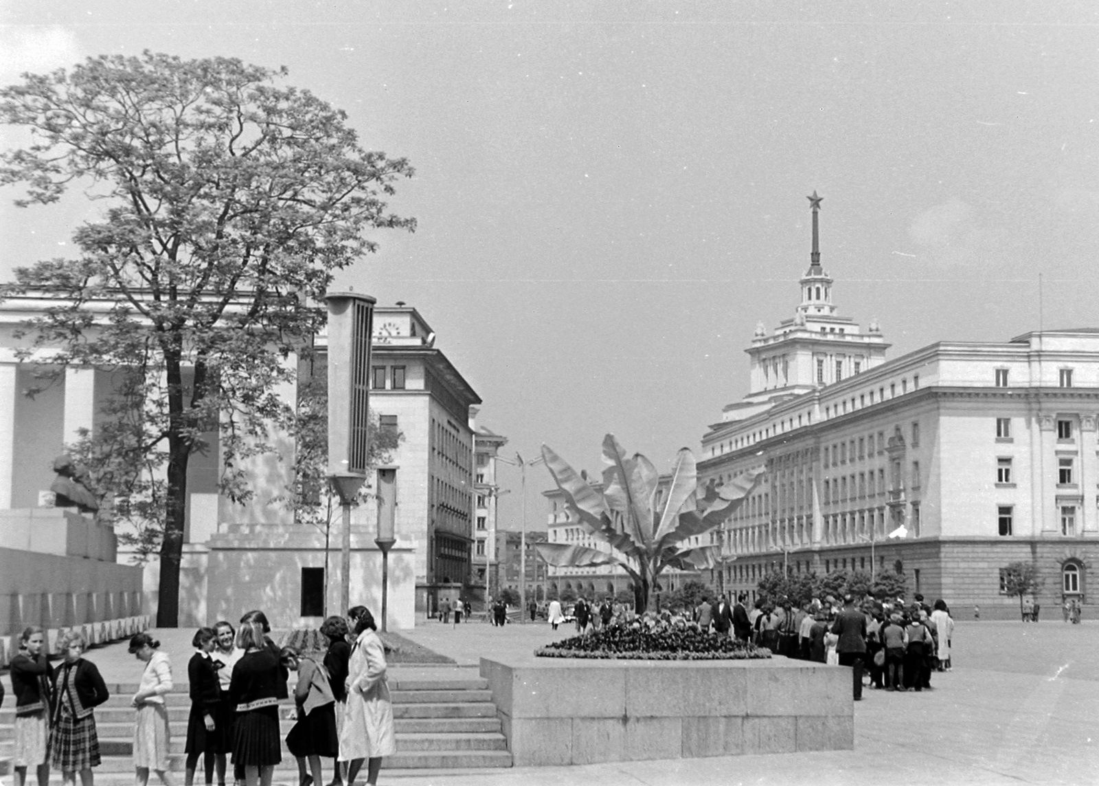 Bulgaria, Sofia, Battenberg tér. Jobbra a Bolgár Kommunista Párt székháza (később a Nemzetgyűlés egyik épülete), balra a Nemzeti Bank, előtte az oszlopos Dimitrov mauzóleum., 1959, Szent-tamási Mihály, socialist realism, parliament, mausoleum, Georgi Ovcharov-design, Racho Ribarov-design, Ivan Danchov-design, Petso Zlatev-design, Fortepan #14367