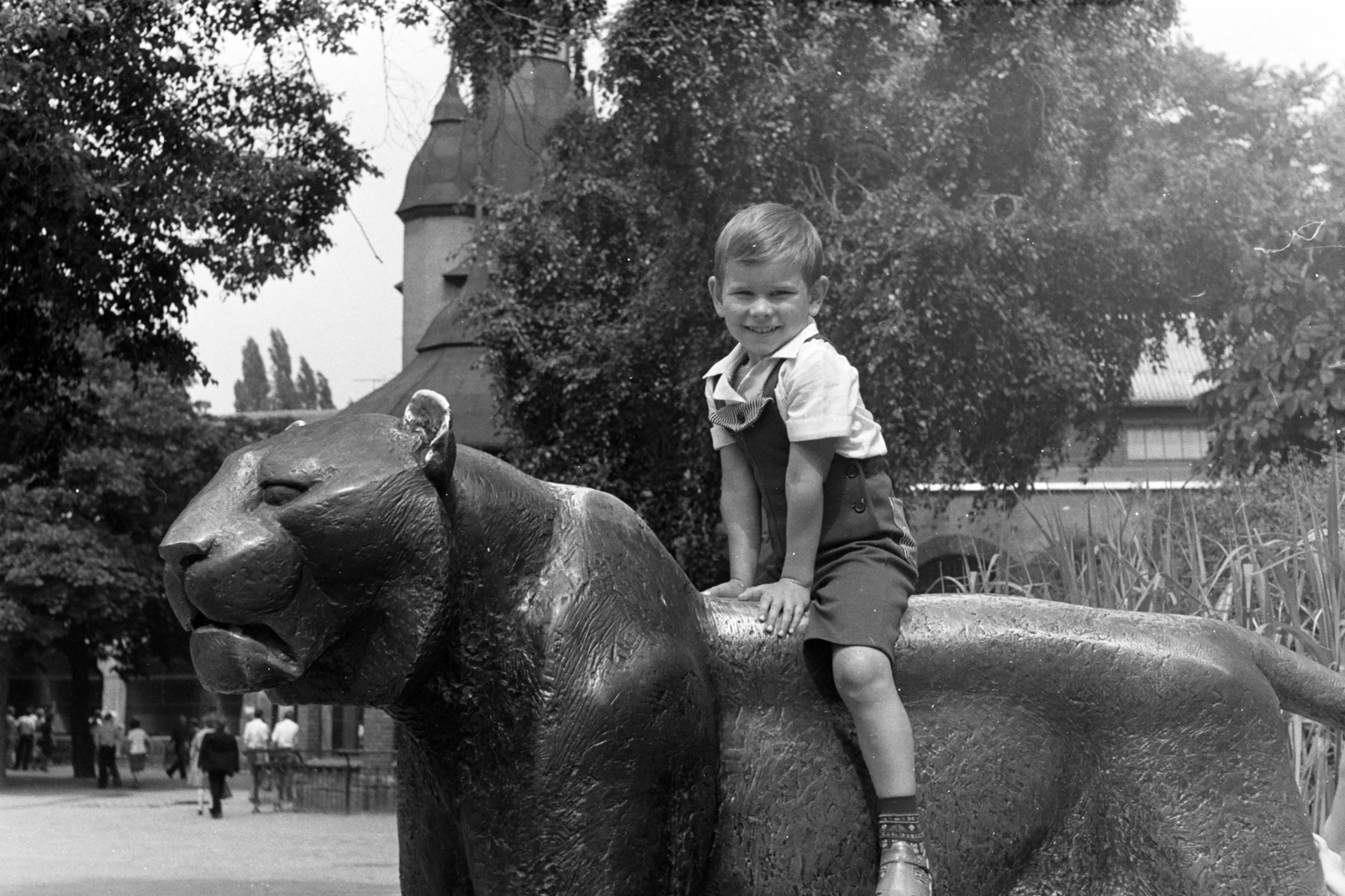 Germany, Leipzig, Állatkert, háttérben a Majomház (Tieraffenhaus)., 1970, Chuckyeager tumblr, GDR, kid, sitting on a sculpture, stone lion, Fortepan #143673