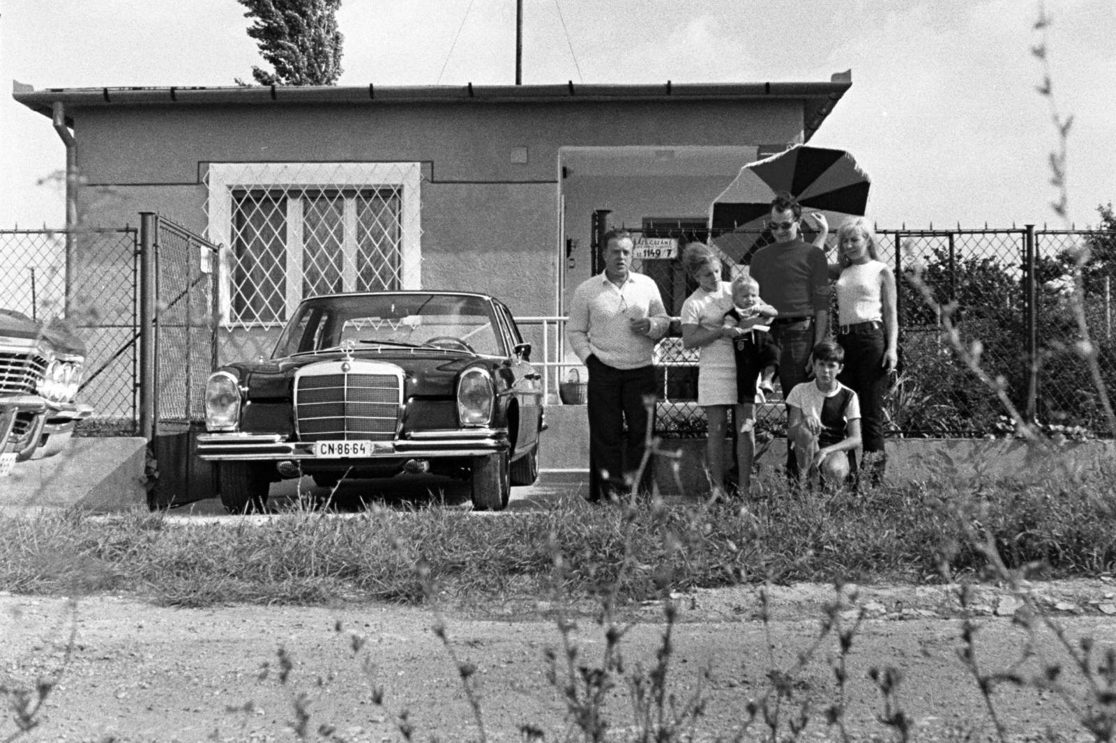 Hungary, Százhalombatta, Dunafüred városrész, a felvétel a Római út 34-es számú ház előtt készült, 1974, Chuckyeager tumblr, Mercedes-brand, family, flat roof, number plate, Fortepan #143681