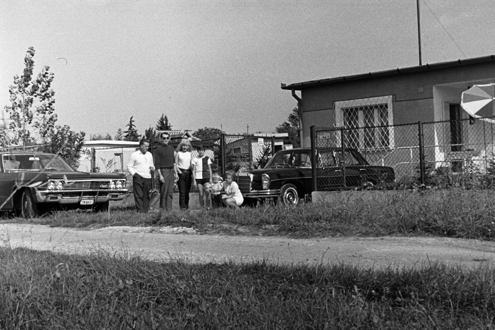 Hungary, Százhalombatta, Dunafüred városrész, a felvétel a Római út 34-es számú ház előtt készült, 1974, Chuckyeager tumblr, Mercedes-brand, Chevrolet-brand, number plate, Fortepan #143682