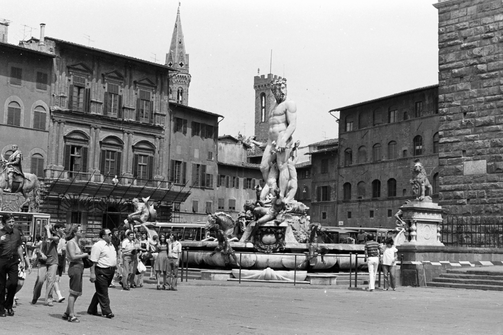 Olaszország, Firenze, Piazza della Signoria, Neptun kút a Loggia dei Lanzi felől nézve., 1974, Chuckyeager tumblr, Fortepan #143687