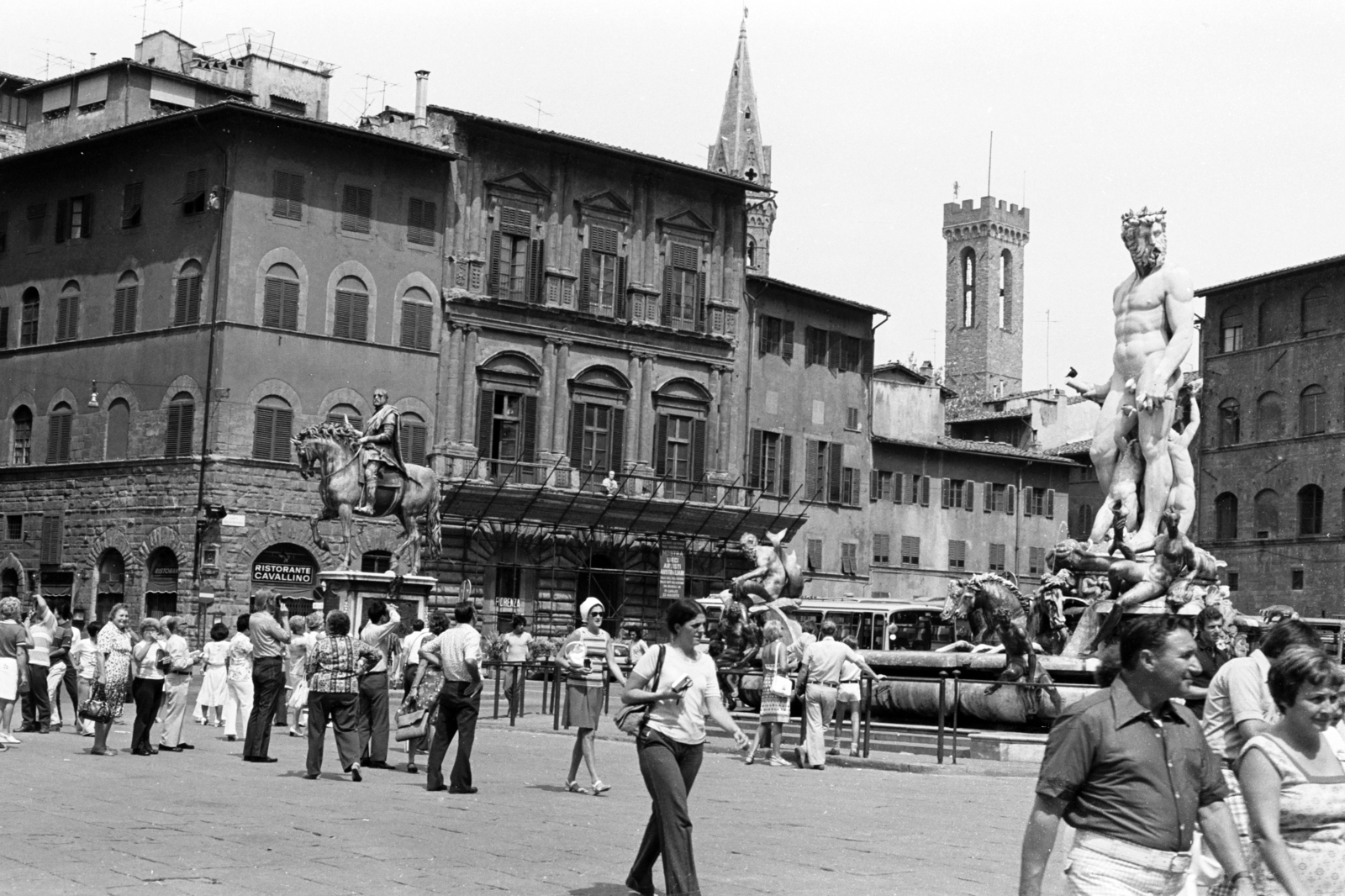 Italy, Florence, Piazza della Signoria, Neptun kút a Loggia dei Lanzi felől nézve., 1974, Chuckyeager tumblr, Fortepan #143688