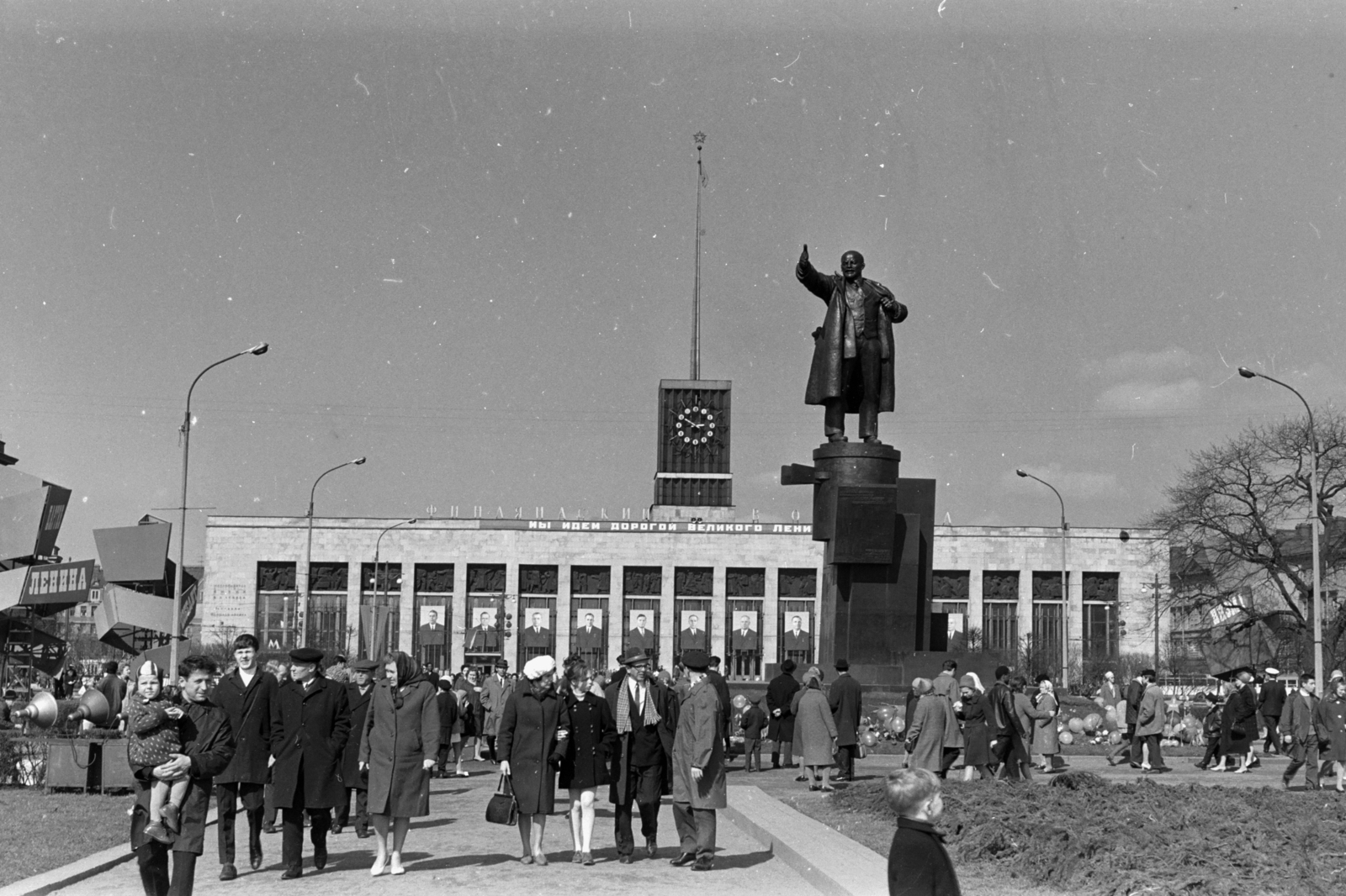 Russia, Saint Petersburg, (Leningrád), Lenin tér, szemben a Finn pályaudvar., 1968, Chuckyeager tumblr, Soviet Union, train station, Fortepan #143695