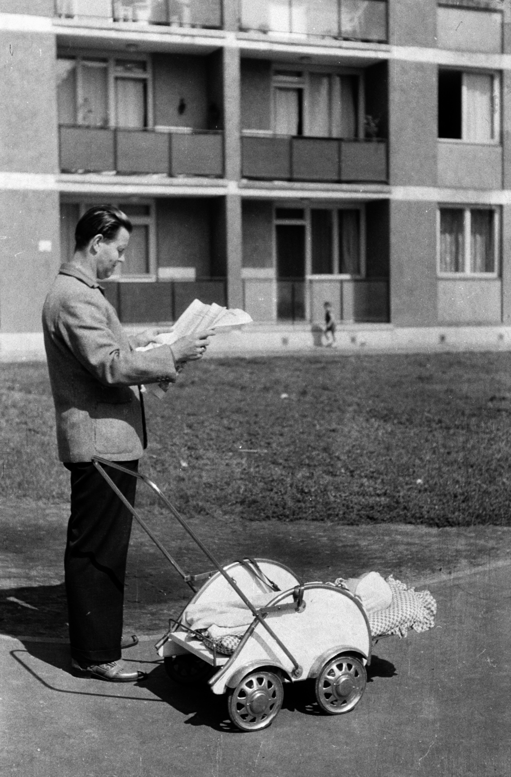 Hungary, Budapest IX., József Attila lakótelep, Ifjúmunkás utcai házak., 1966, Chuckyeager tumblr, reading, baby carriage, blocks, newspaper, Budapest, Fortepan #143700