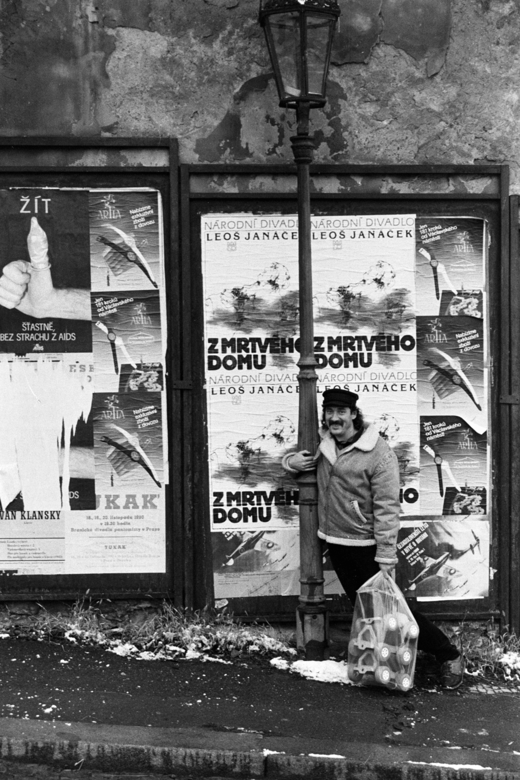 Csehország, Prága, ulice Úvoz., 1990, Chuckyeager tumblr, Csehszlovákia, plakát, cseh felirat, Fortepan #143710