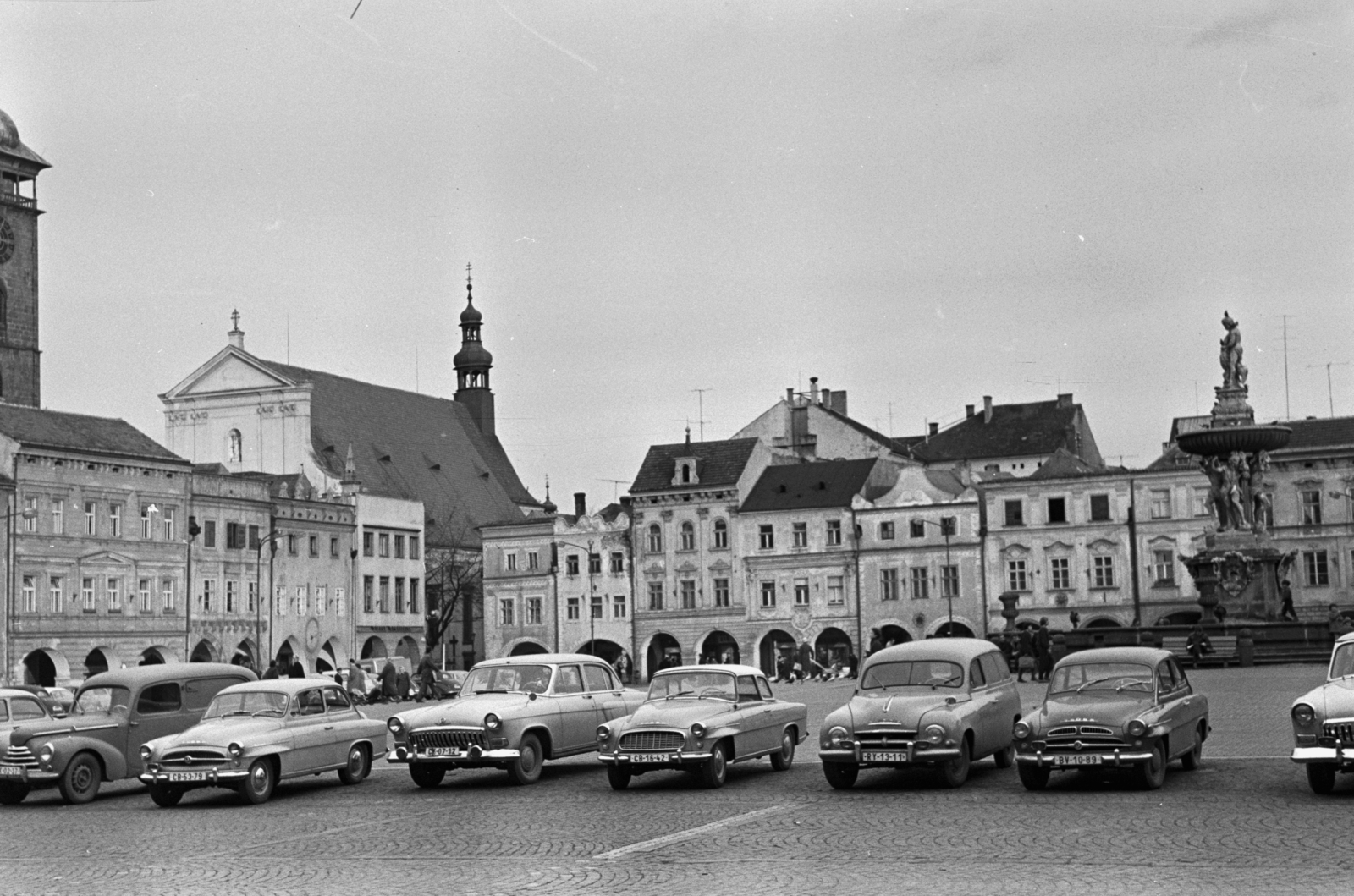 Czech Republik, České Budějovice, II. Přemysl Ottokár tér a Sámson szökőkúttal, balra a Fekete-torony és a Szent Miklós-katedrális., 1961, Chuckyeager tumblr, Czechoslovakia, Skoda-brand, Fortepan #143711