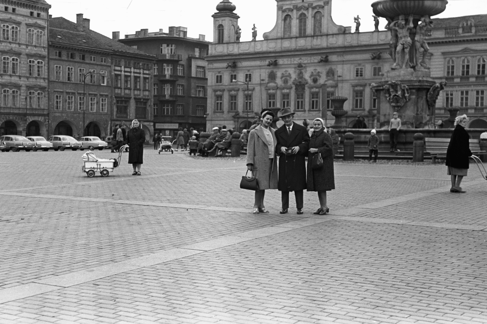 Csehország, České Budějovice, II. Přemysl Ottokár tér a Sámson szökőkúttal., 1961, Chuckyeager tumblr, Csehszlovákia, Fortepan #143720