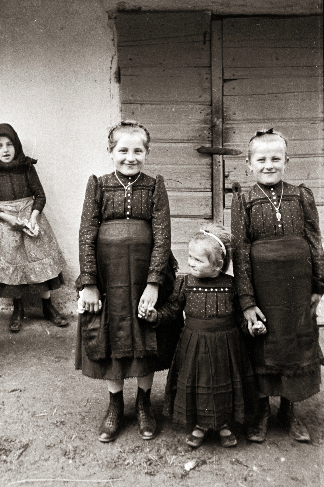 1941, Chuckyeager tumblr, folk costume, kids, hold hands, Blue dying, Fortepan #143733