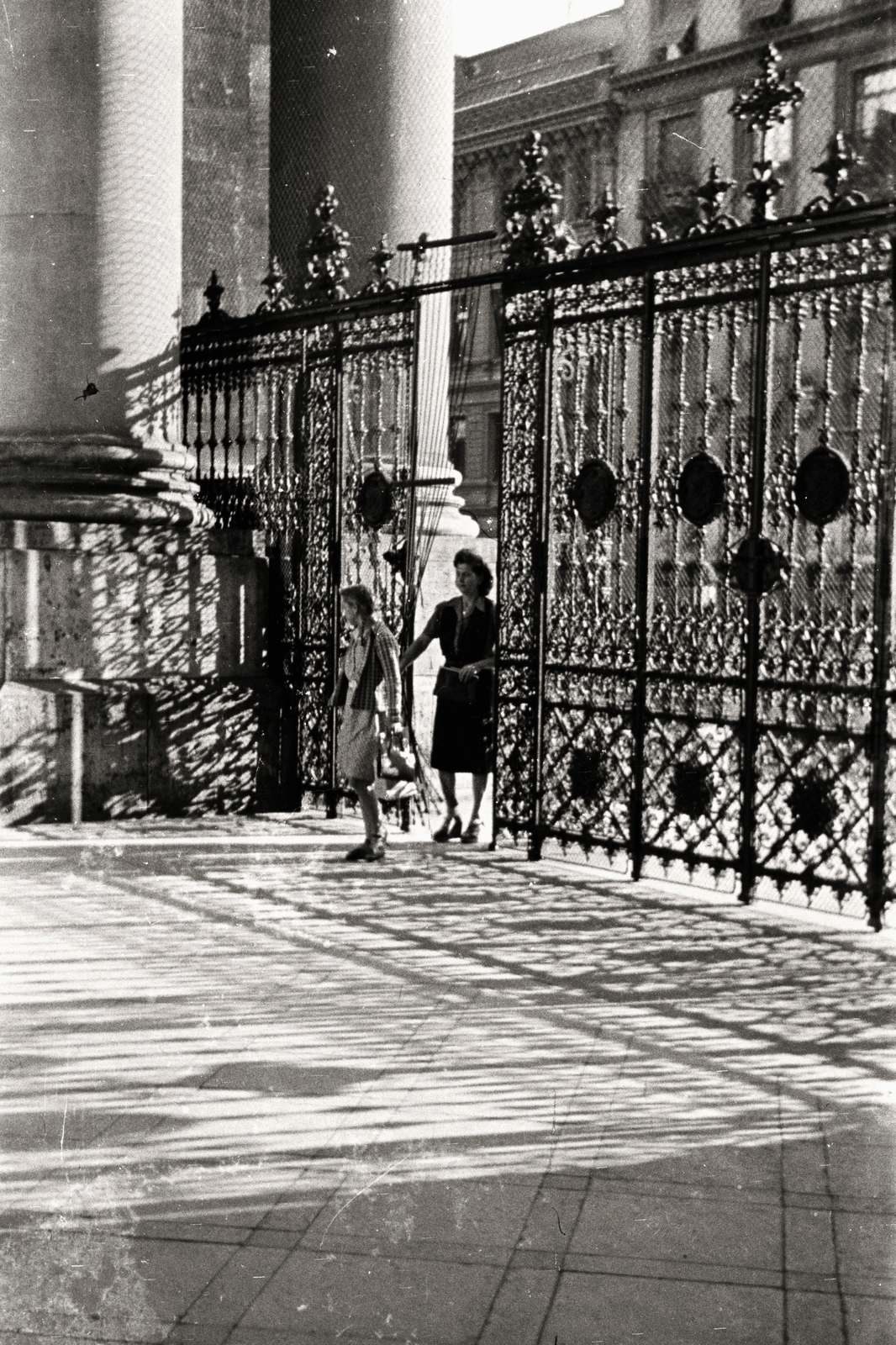 Hungary, Budapest V., Szent István tér, a Szent István-bazilika főbejárata, 1941, Chuckyeager tumblr, forged steel door, Budapest, Fortepan #143735
